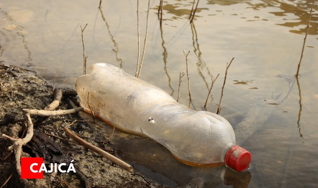 Desechos sólidos, causa de taponamientos en canales de desague en Cajicá.